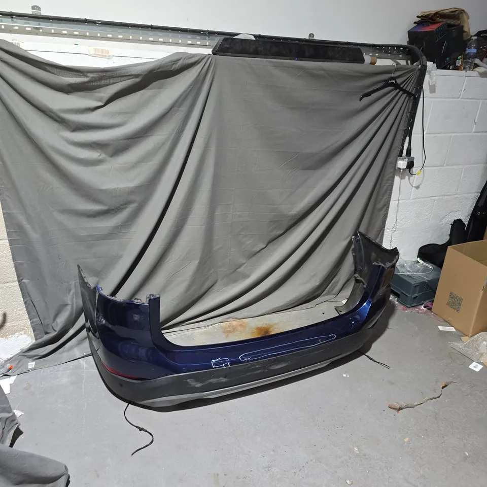 BLUE REAR BUMPER WITH INTEGRATED TAIL LIGHT UNIT .A069048 IA E SAE 14 DOT.