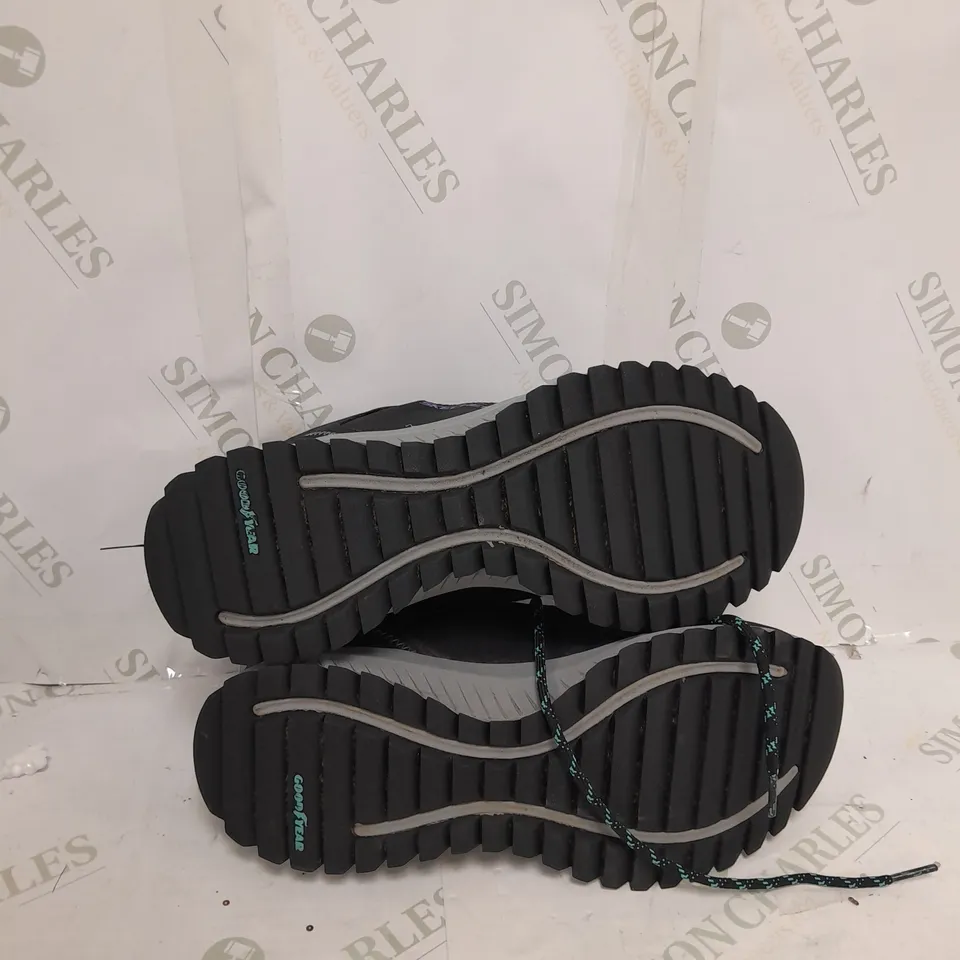 SKETCHERS DISCOVER BOOTS SIZE 7 