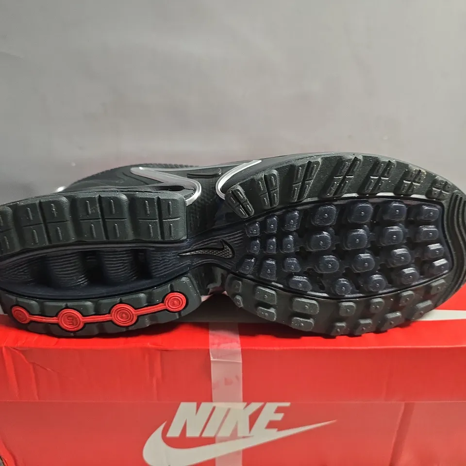 BOXED PAIR OF NIKE AIR MAX DN TRAINERS IN GREY - UK 10.5