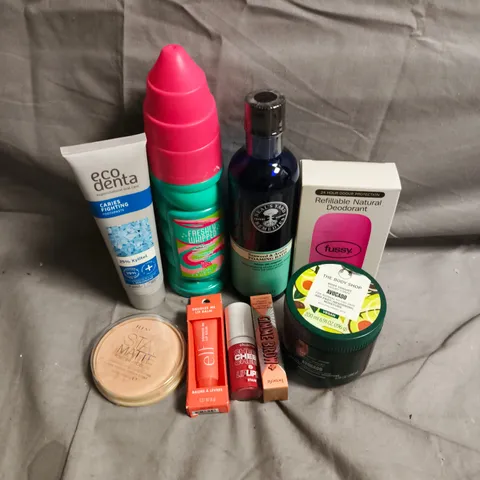 APPROXIMATEY 20 ASSORTED HEALTH AND BEAUTY PRODUCTS TO INCLUDE - FUSSY REFILLABLE DEODORANT - RIMMEL STAY MATTE POWDER - ELF LIP BALM - ETC