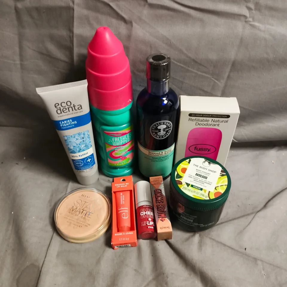 APPROXIMATEY 20 ASSORTED HEALTH AND BEAUTY PRODUCTS TO INCLUDE - FUSSY REFILLABLE DEODORANT - RIMMEL STAY MATTE POWDER - ELF LIP BALM - ETC