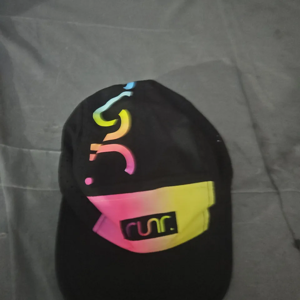 RUNR. BLACK BASEBALL CAP WITH RAINBOW GRADIENT PANEL