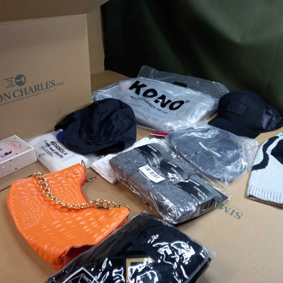 LOT OF APPROX. 15 ASSORTED CLOTHING ACCESSORIES  IN VARYING SIZES/COLOURS/STYLES TO INCLUDE: GLOVES, HAT, BAGS