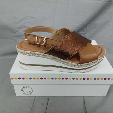 ADESSO WOMEN'S BRONZE PLATFORM SANDAL – SIZE 38
