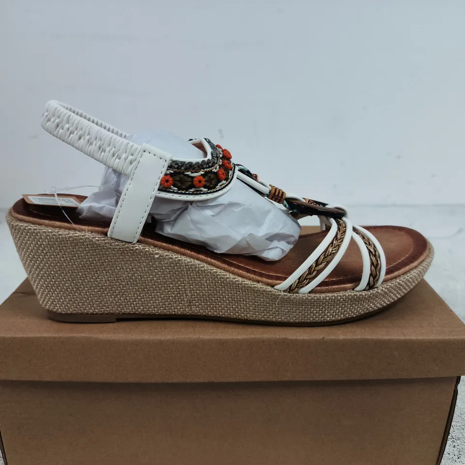 BOXED PAIR OF JO & JOE TRINIDAD WHITE SANDALS – UK 7