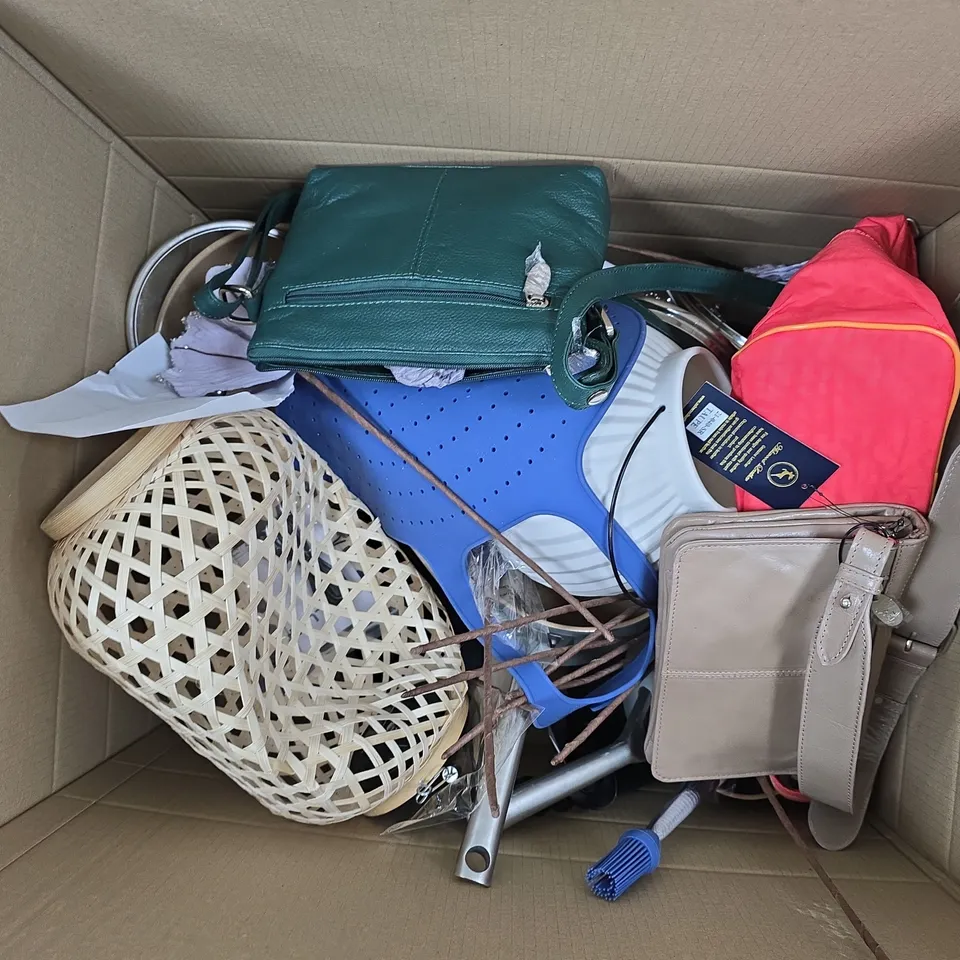 APPROXIMATELY 6 ASSORTED ITEMS TO INCLUDE BAMBOO SOLAR LAMP, LEATHER HANDBAGS, NINJA PANS, ETC - COLLECTION ONLY