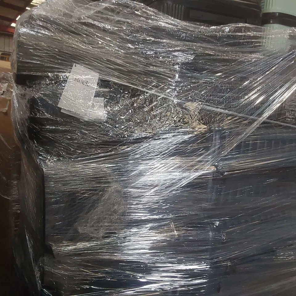 PALLET CONTAINING A VERY LARGE QUANTITY OF ASSORTED SUITCASES