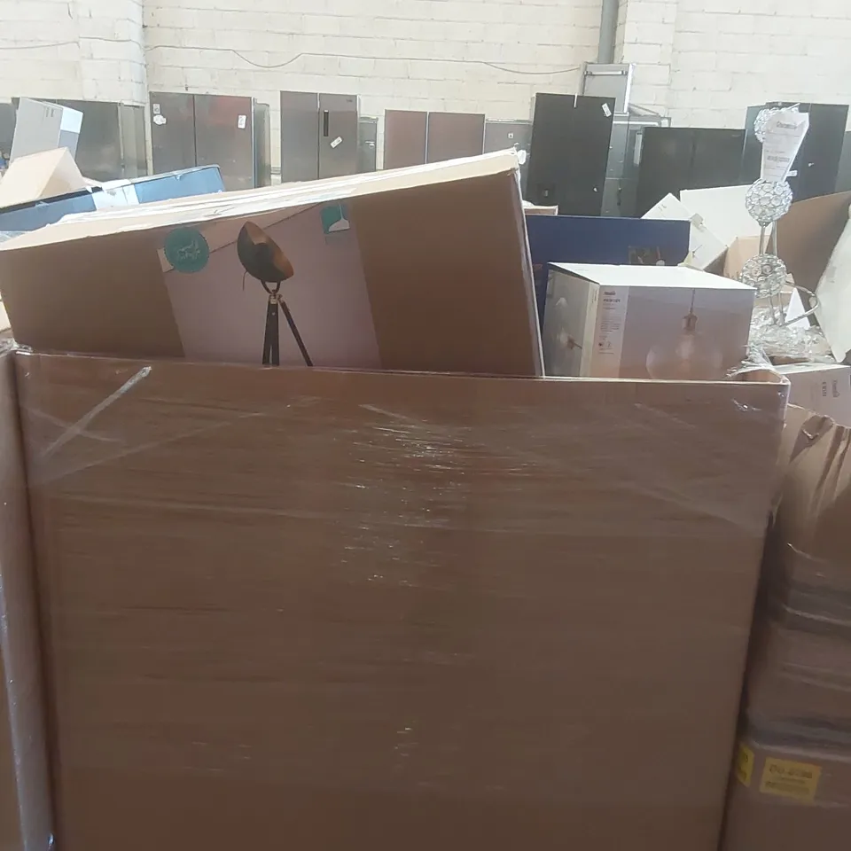 PALLET CONTAINING A VERY LARGE QUANTITY OF ASSORTED DESIGNER LIGHTING PRODUCTS TO INCLUDE: FLOOR LAMP, TABLE LAMP, CEILING LIGHT ECT