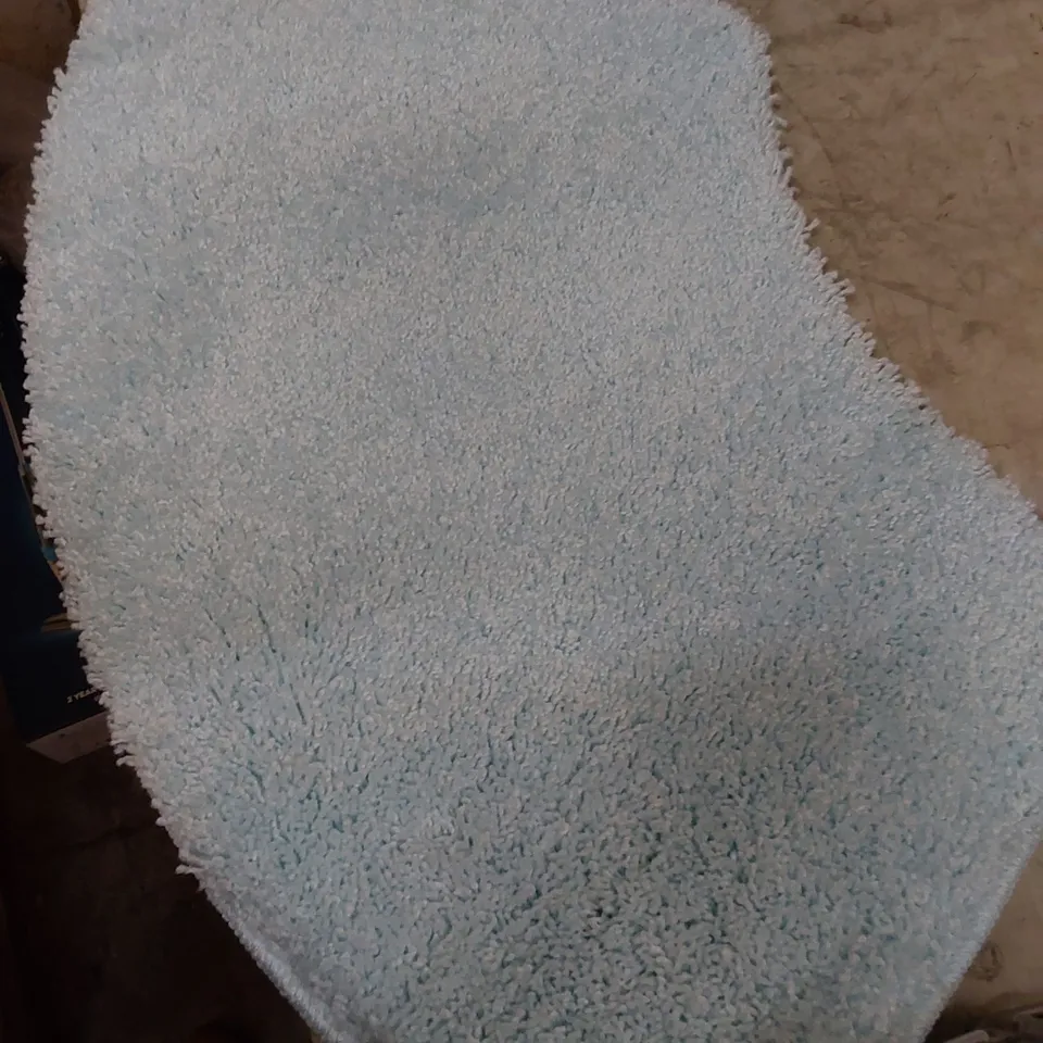CURVE BATH MAN IN BLUE 