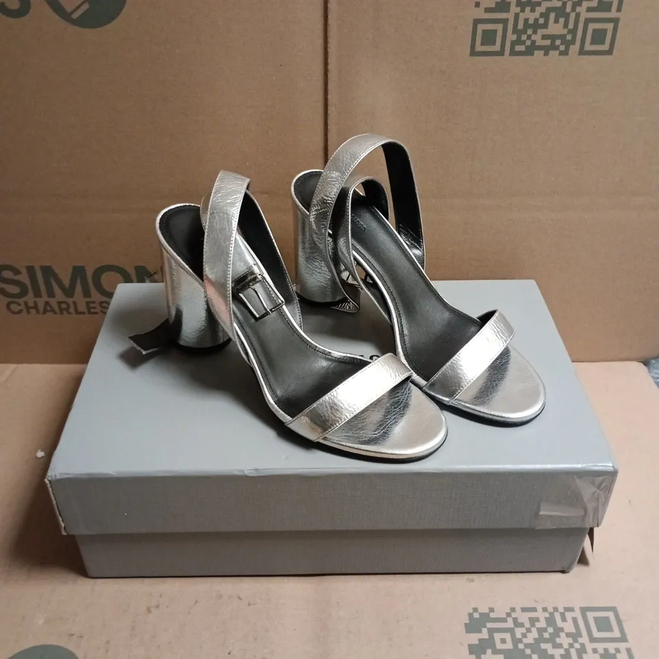 BOXED PAIR OF BALENCIAGA ARGENT METALLIC SILVER LEATHER SANDALS - 4