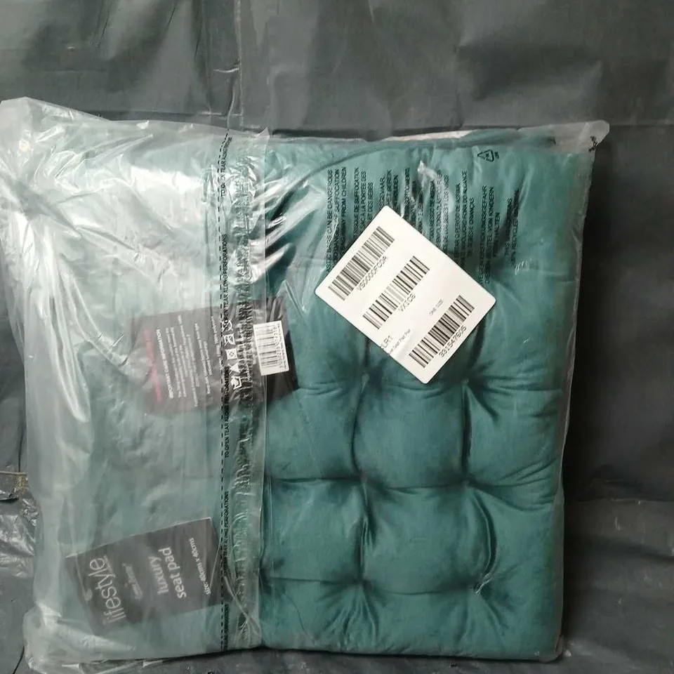 VELVET SEAT PAD PAIR IN EMERALD 40 CM X 40CM