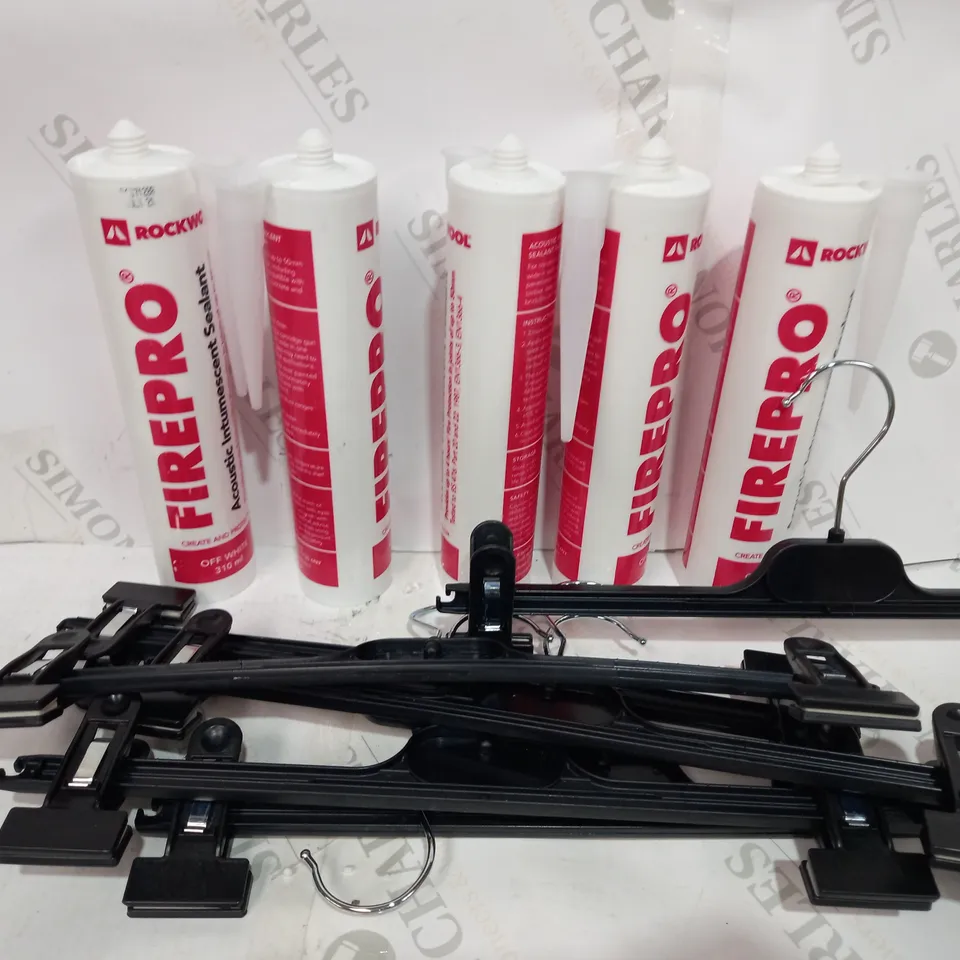 BOX OF APPROXIMATELY 10 ASSORTED HOUSEHOLD ITEMS TO INCLUDE ROCKWOOL FIREPRO ACCOUSTIC INTUMESCENT SEALANT, DESIGNER CLOTHES HANGERS, WHAM CASA LARGE DISH DRAINER, ETC