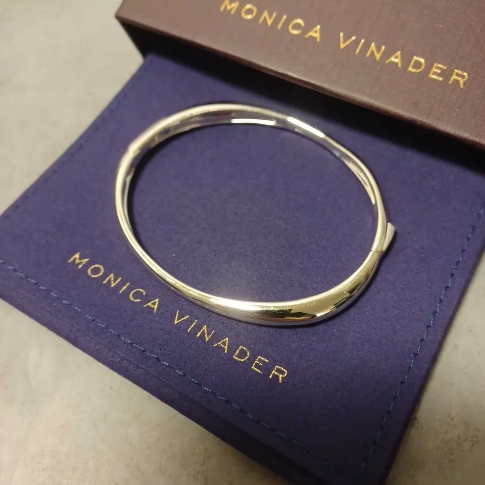 BOXED MONICA VINADER OVAL SILVER BANGLE BRACELET 