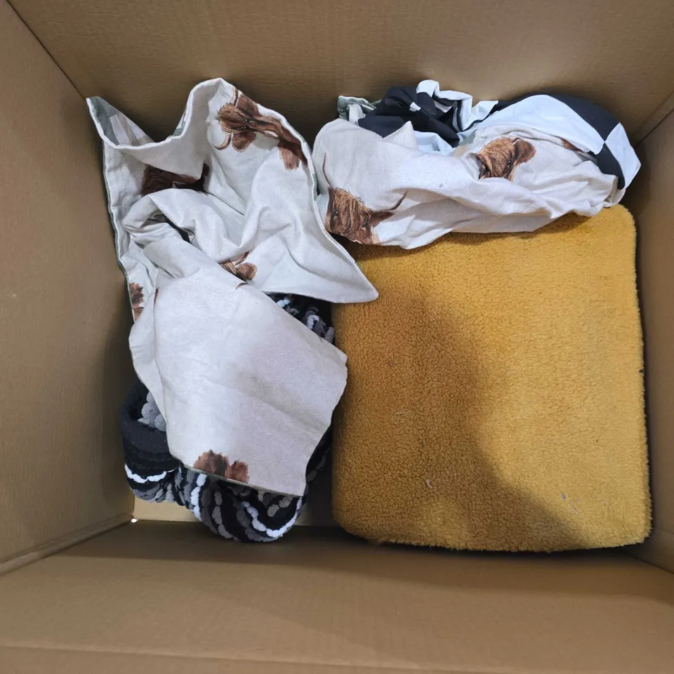 BOX OF APPROXIMATELY 12 ASSORTED BEDDING AND SOFT FURNISHING ITEMS TO INCLUDE - OVEN MITES - TOWELS - THROW PILLOWS ETC. 