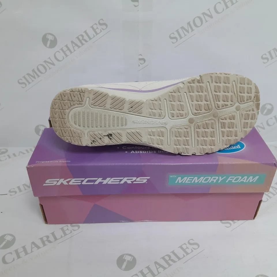 BOXED PAIR OF SKECHERS TRAINERS IN LIGHT GREY SIZE 5 