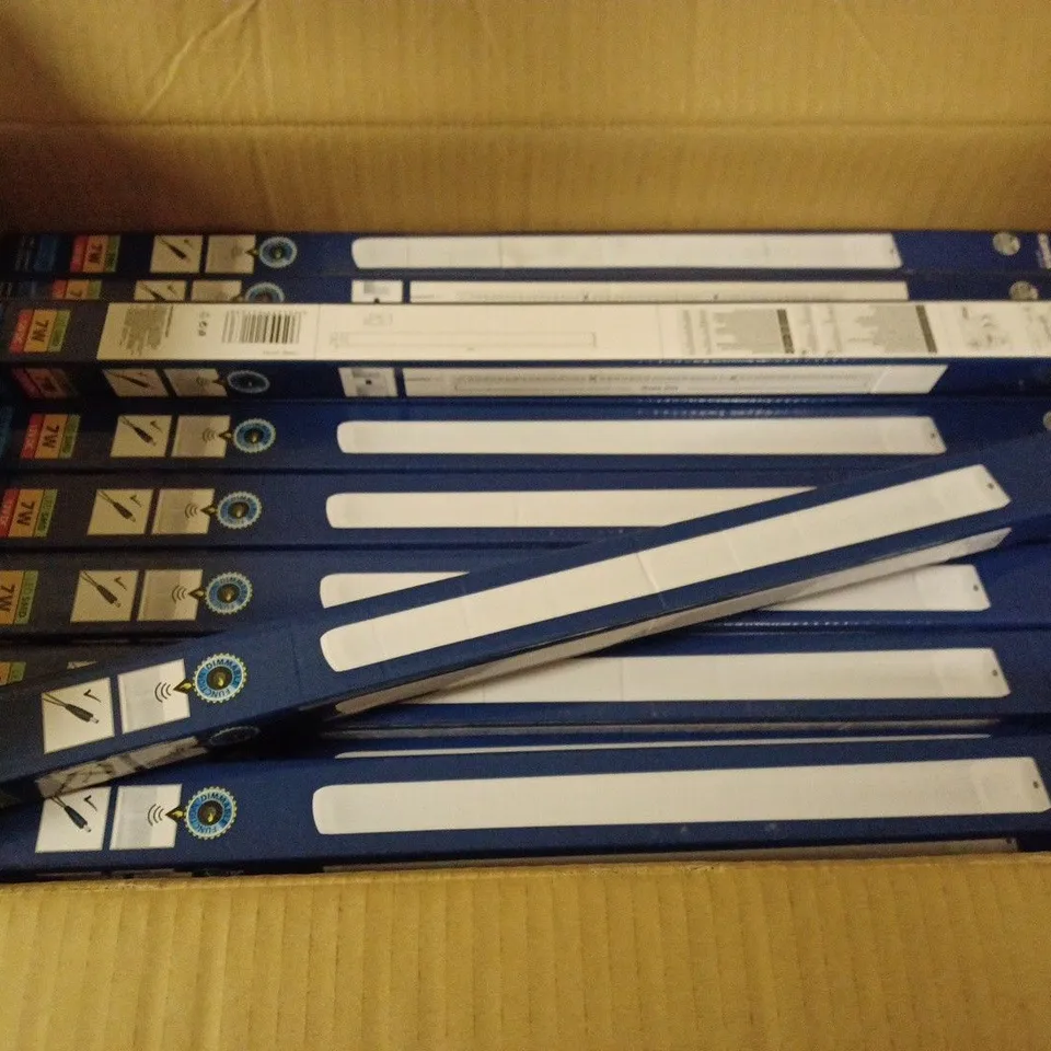 LOT OF 39 BRAND NEW KANLUX 7W GRAZI LED LINEAR LED FIXTURES (22163)