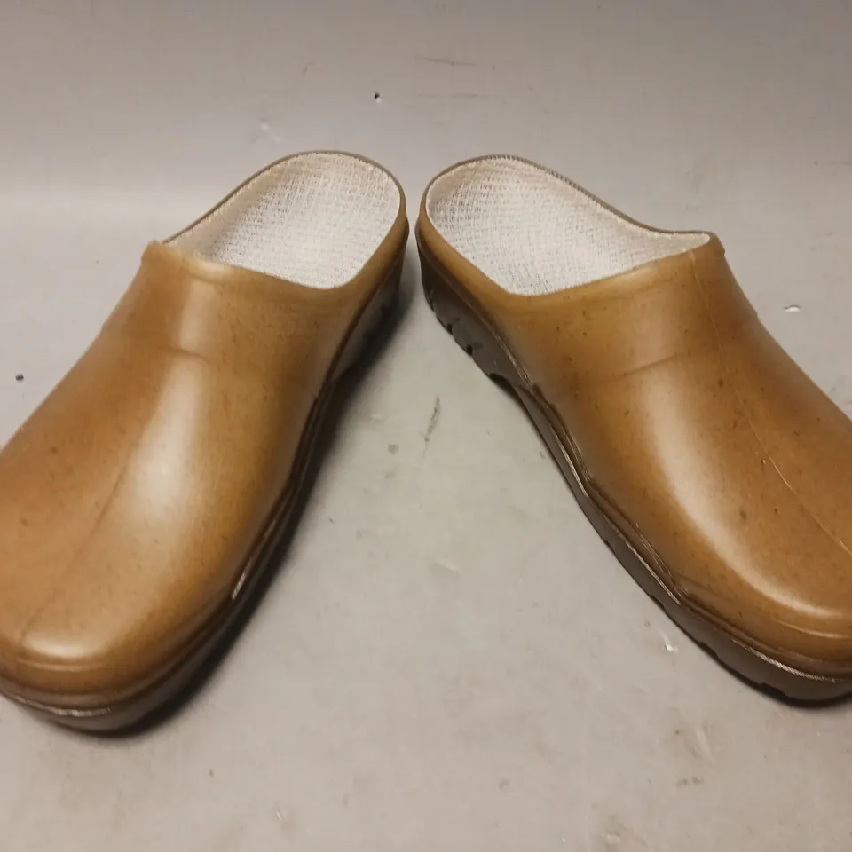 BOXED PAIR OF DESIGNER SLIP-ON SHOES IN CARAMEL EU SIZE 37