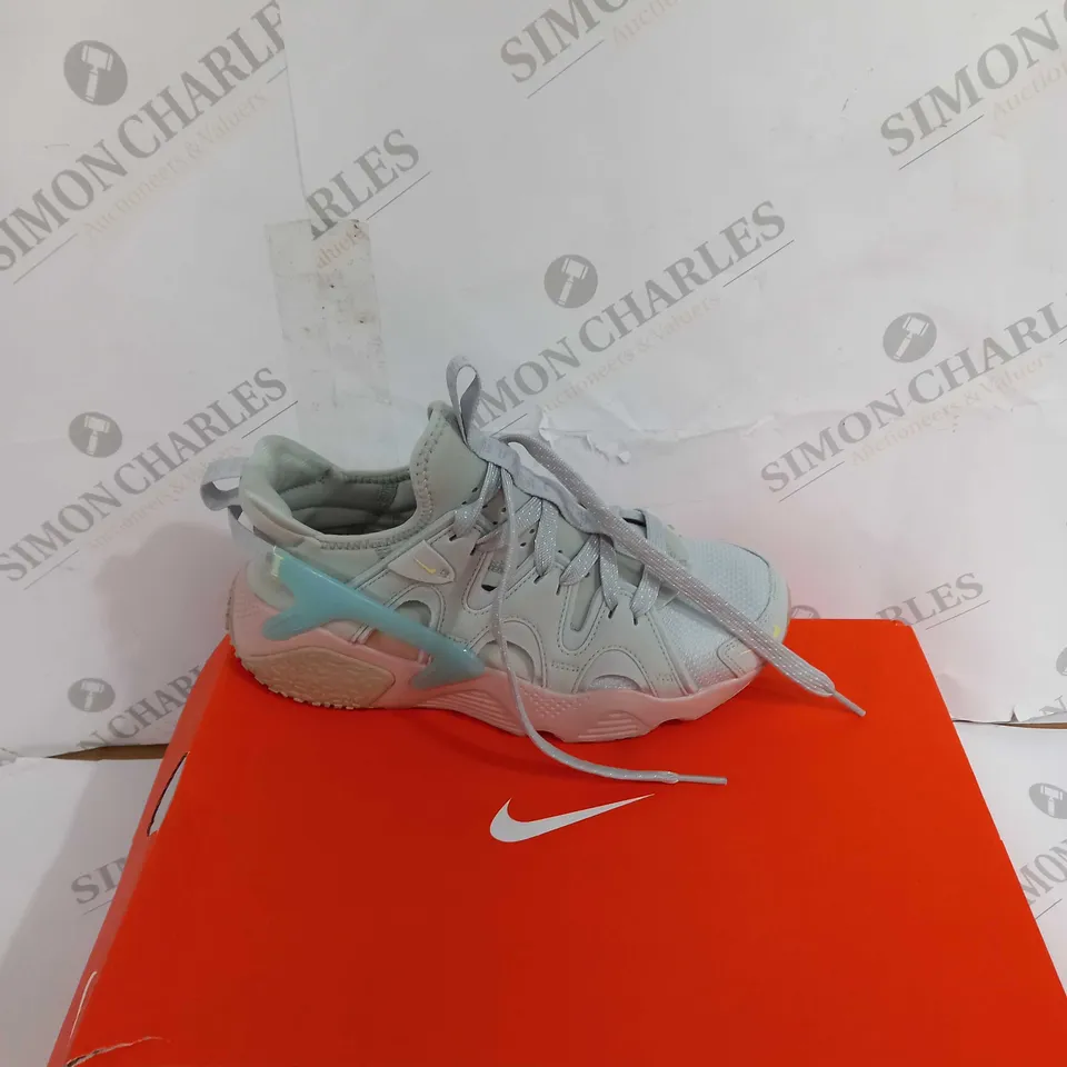 BOXED PAIR OF NIKE AIR HUARACHE CRAFT UK 5 
