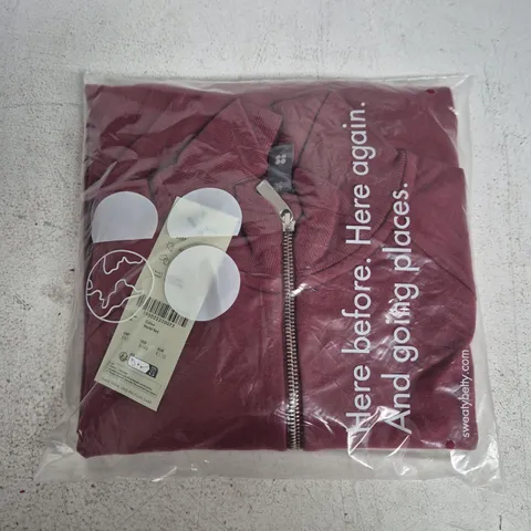 BAGGED SWEATY BETTY MERLOT RED HALF‑ZIP CROP SWEATSHIRT (ESCAPE LUXE FLEECE) – SIZE M