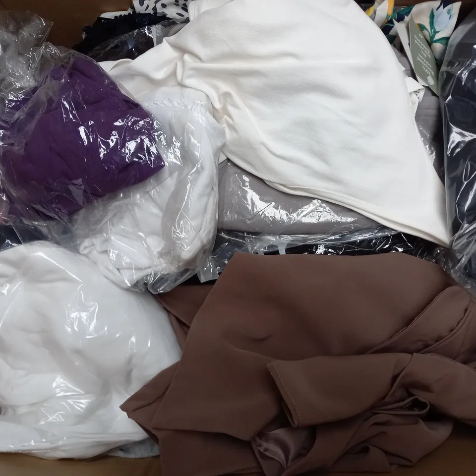 BOX OF APPROXIMATELY 25 ASSORTED CLOTHING ITEMS TO INCLUDE - HATS , SHORTS , T-SHIRT ETC