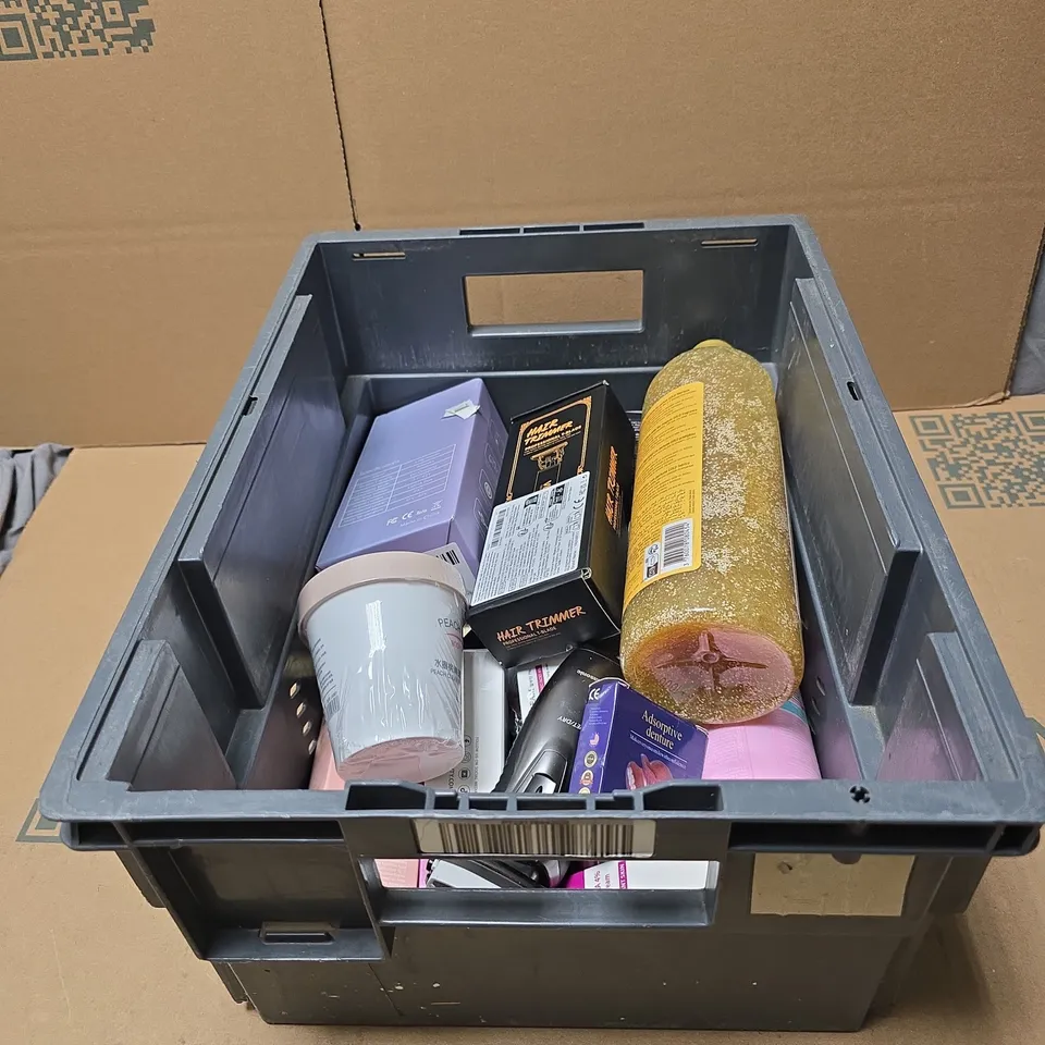 TOTE OF APPROXIMATELY 18 ASSORTED COSMETIC ITEMS TO INCLUDE GOLD ULTIMATE SHOWER GEL, HAIR TRIMMER, LADY SHAVER, PEACH CLEAR BODY SCRUB ETC