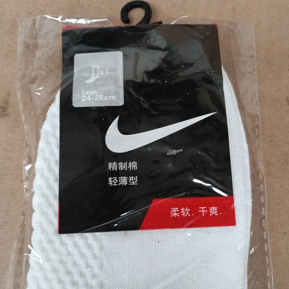 NIKE WHITE SOCKS – SIZE 24–26 CM