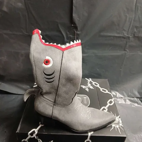 BOXED PAIR OF KOI SHARK GREY SUEDE KNEE-HIGH BOOTS WITH RED JAGGED TRIM β WOMEN'S FOOTWEAR - UK SIZE 3