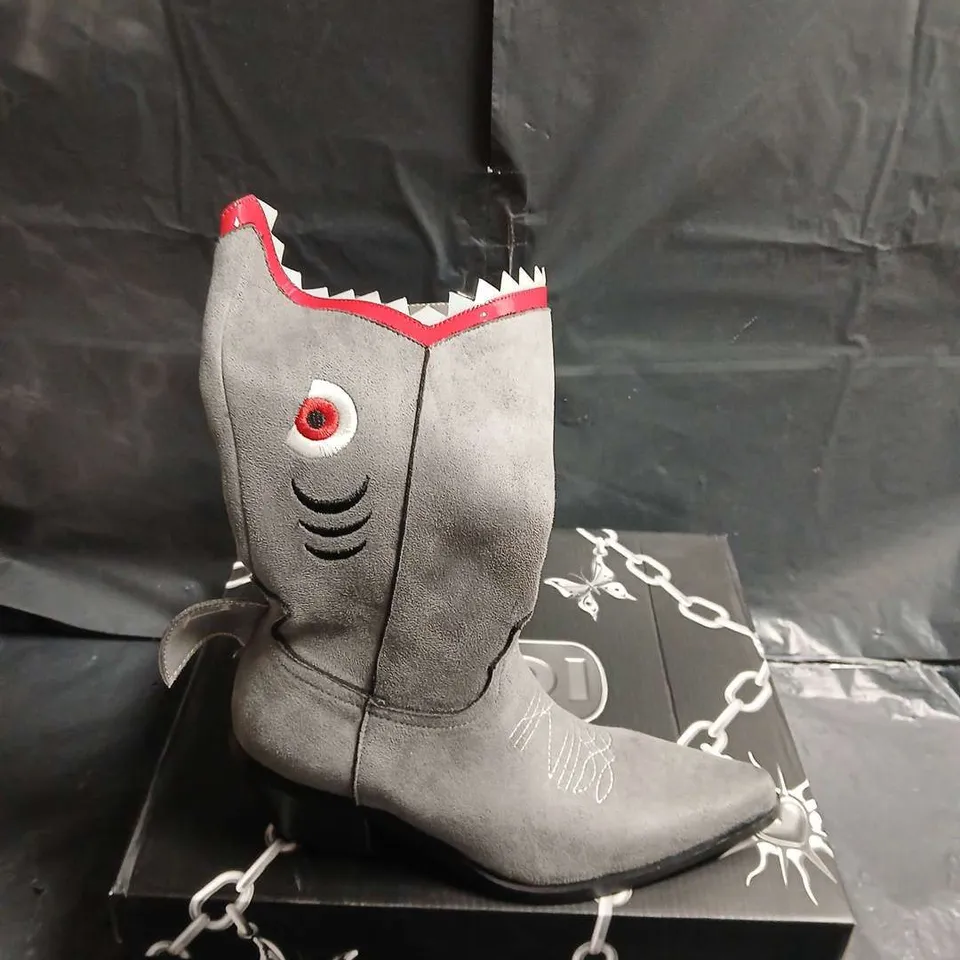 BOXED PAIR OF KOI SHARK GREY SUEDE KNEE-HIGH BOOTS WITH RED JAGGED TRIM – WOMEN'S FOOTWEAR - UK SIZE 3