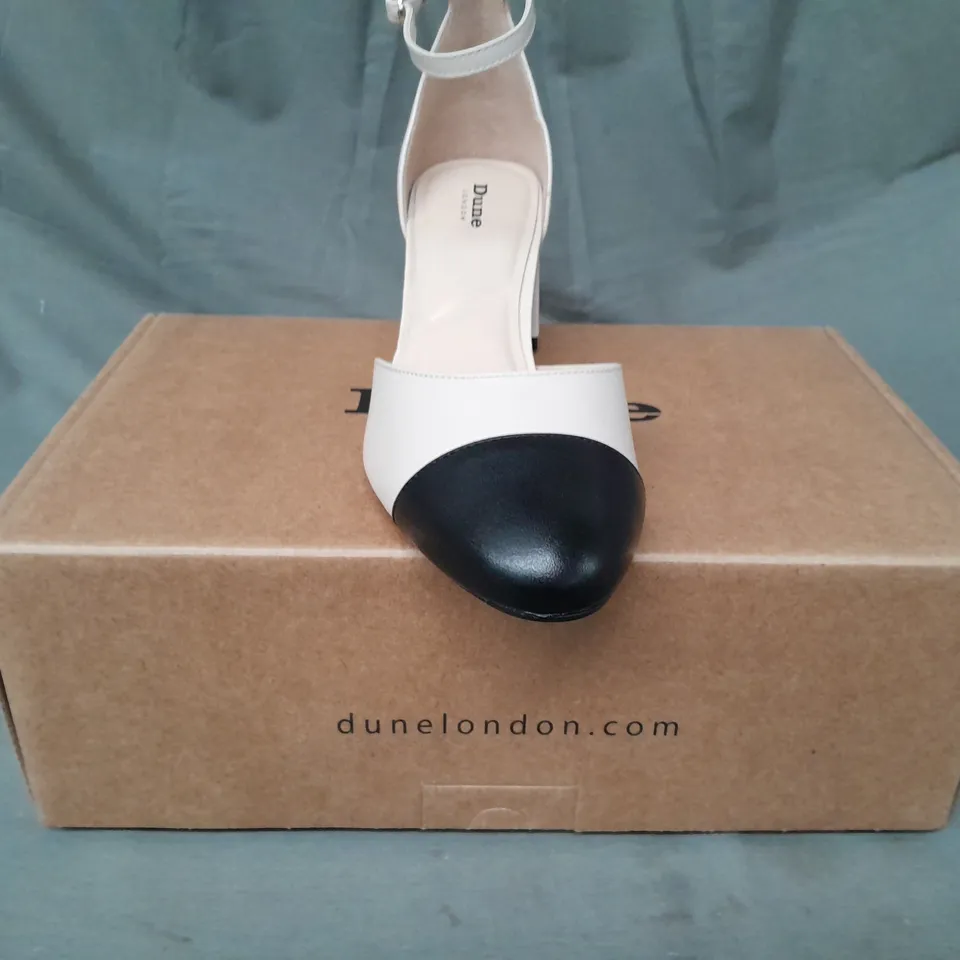 BOXED PAIR OF DUNE LONDON 2 PART TOE CAP BLOCK HEEL SANDALS IN CREAM SIZE 4