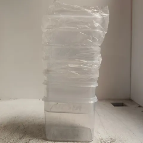BOX OF APPROXIMATELY 20 CLEAR PLASTIC STORAGE CONTAINERS WITH LIDS