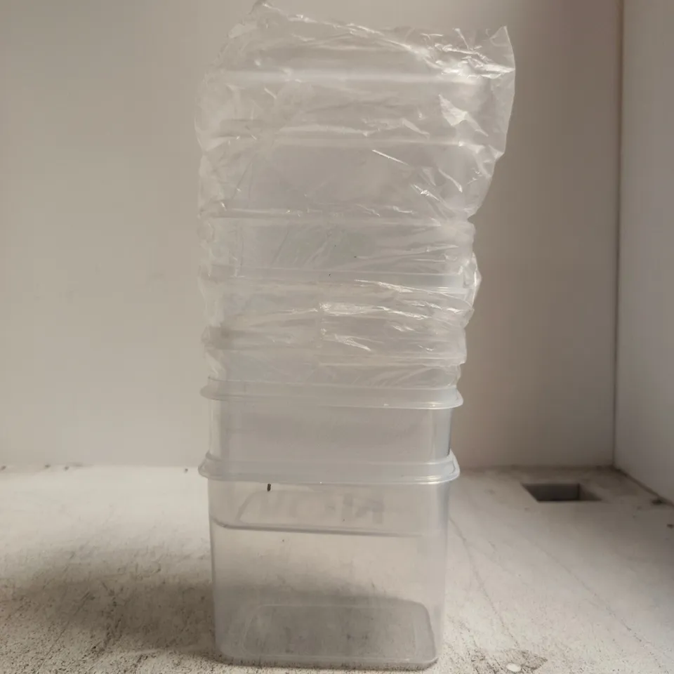 BOX OF APPROXIMATELY 20 CLEAR PLASTIC STORAGE CONTAINERS WITH LIDS