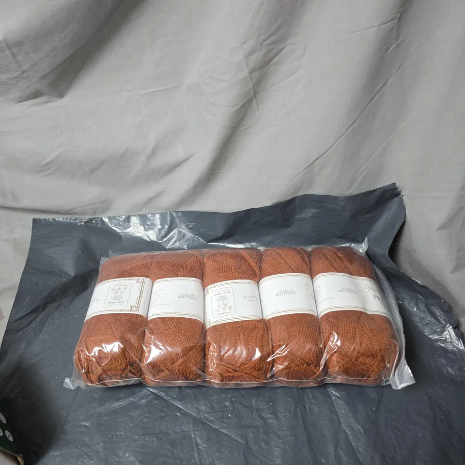 BOX OF APPROXIMATELY 12 ASSORTED HOUSEHOLD ITEMS INCLUDING DOUBLE KNITTING ACRYLIC WOOL . CHOCOLATE FONDUE SET AND VEGETABLE CHOPPER 