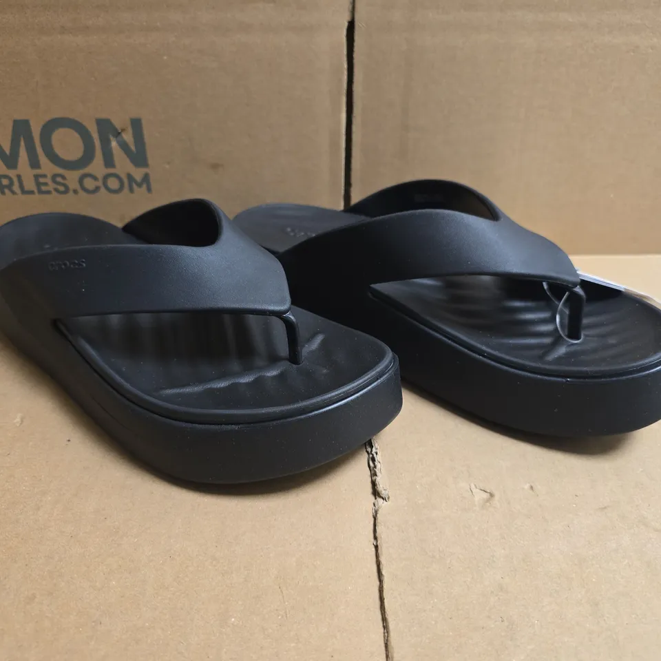 PAIR OF CROCS GETAWAY PLATFORM FLIP FLOPS IN BLACK SIZE UK 7