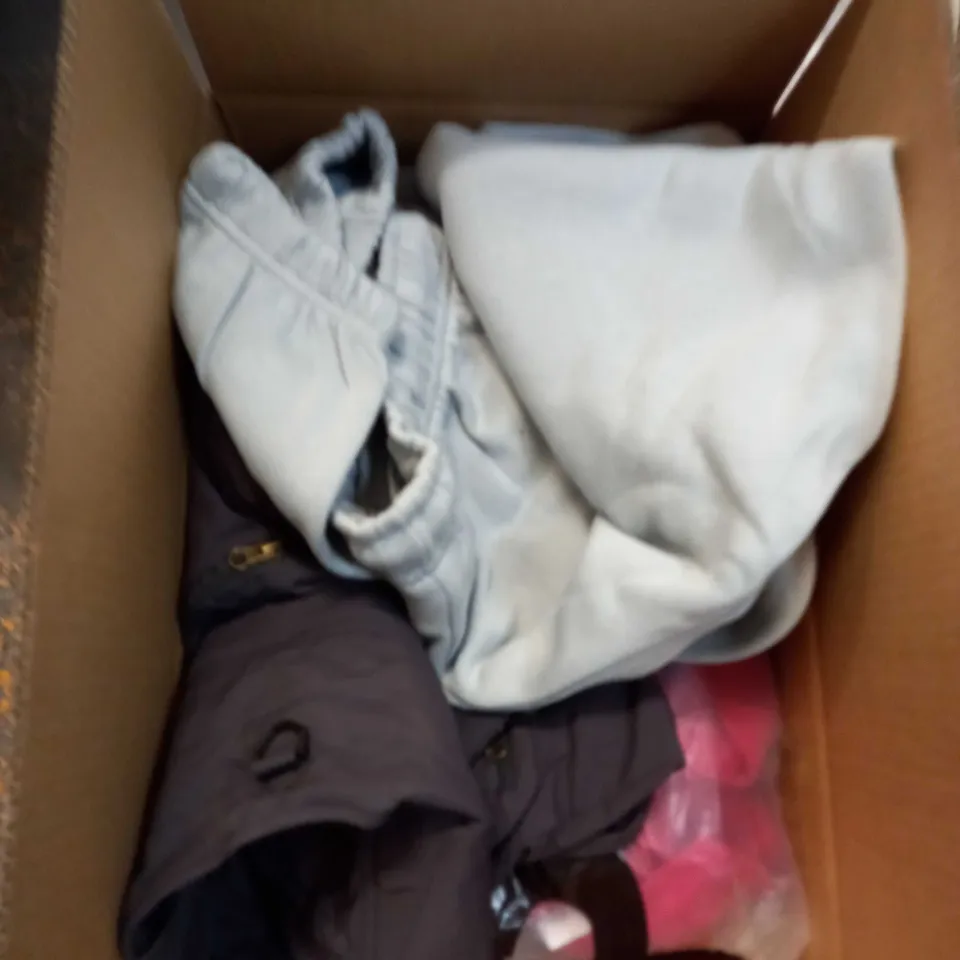 LOT OF ASSORTED CLOTHING AND ACCESSORIES TO INCLUDE; T-SHIRTS, JUMPERS ETC