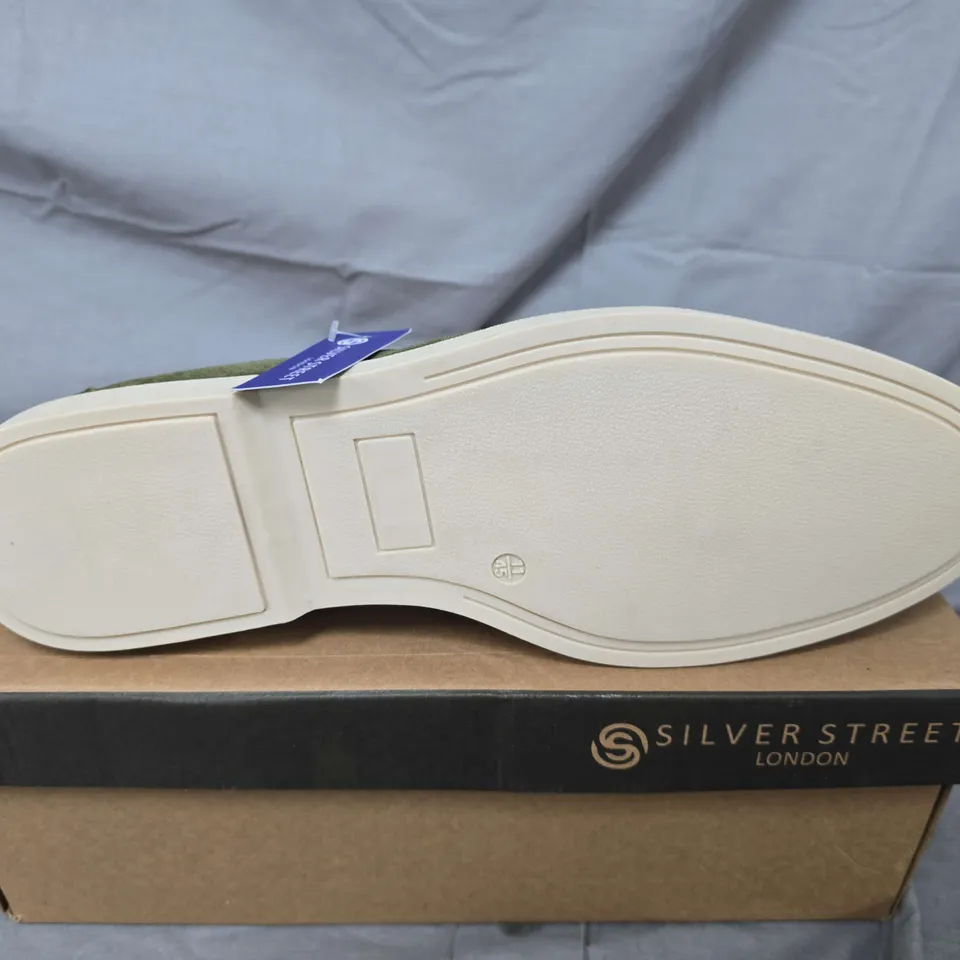 BOXED PAIR OF SILVER STREET LONDON SAN MAURO SHOES IN GREEN LEAF - SIZE 11
