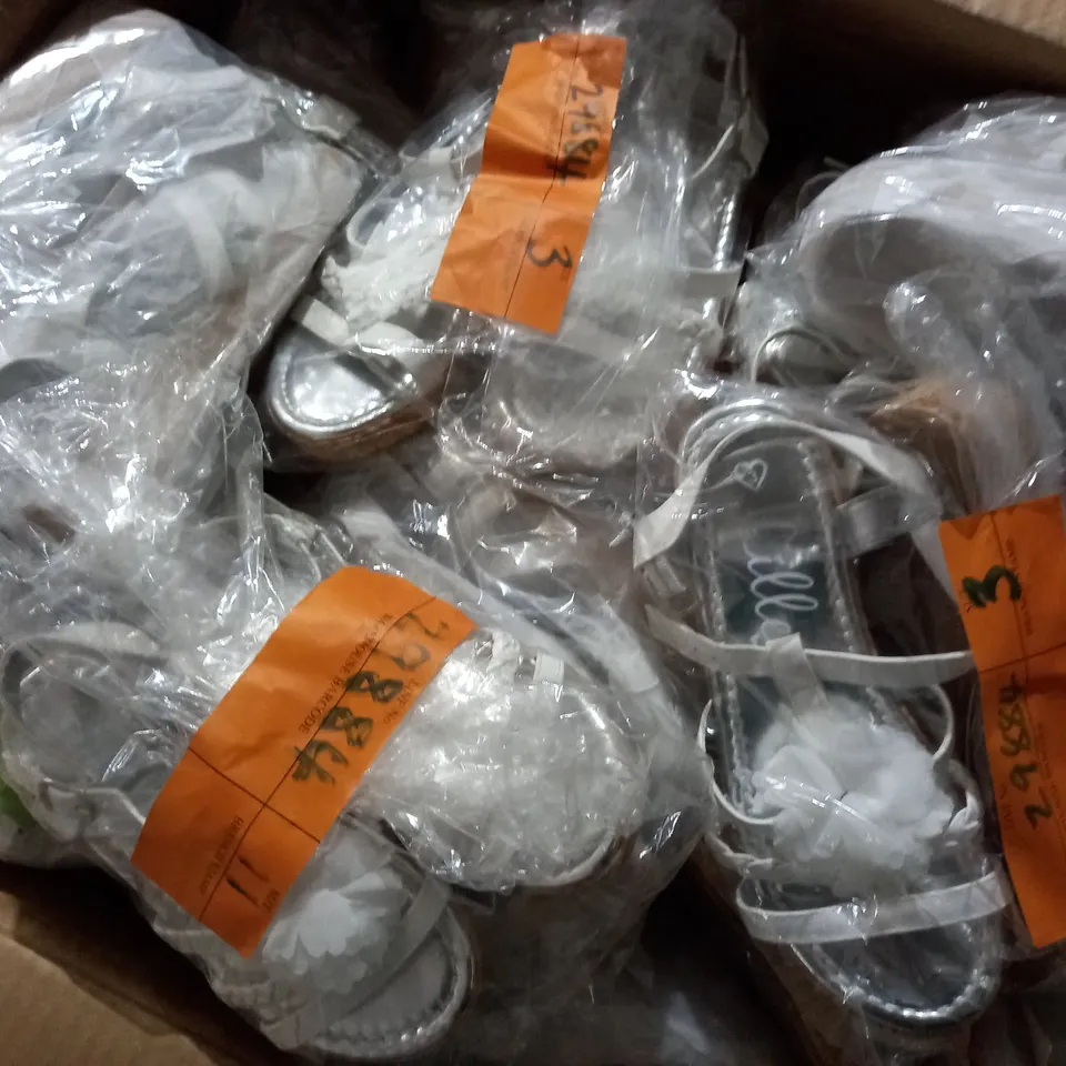 APPROXIMATELY 40 PAIRS OF LILLEY FLAT SANDALS IN VARIOUS KIDS AND ADULT SIZES 