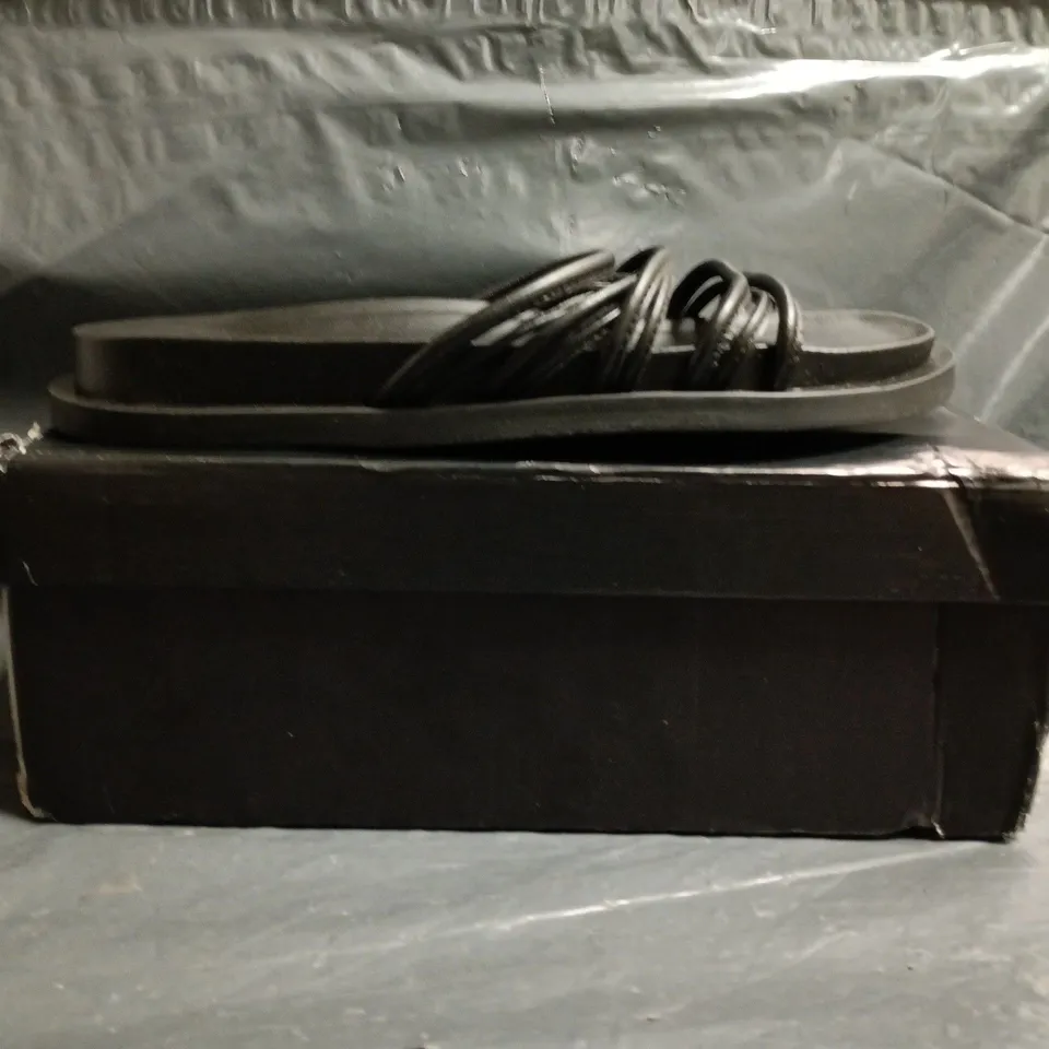 BOXED PAIR OF PRETTY LITTLE THING OPEN TOE FLAT STRAPPY SANDALS IN BLACK SIZE EU 41