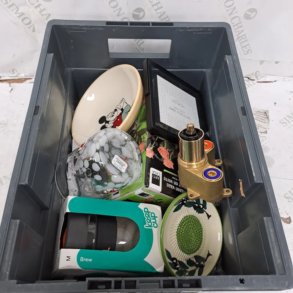 TOTE OF ASSORTED HOUSEHOLD ITEMS TOO INCLUDE GLASSES , FIT LID , PLATES , ETC 