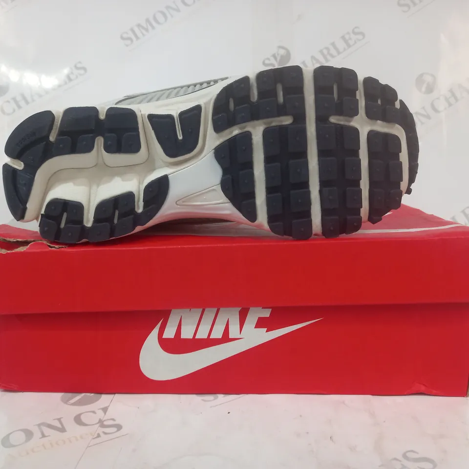 BOXED PAIR OF NIKE ZOOM VOMERO 5 SHOES IN GREY/METALLIC SILVER UK SIZE 5