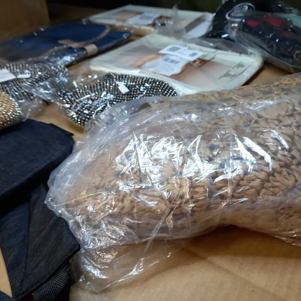 LOT OF APPROX. 15 ASSORTED CLOTHING ACCESSORIES  IN VARYING SIZES/COLOURS/STYLES TO INCLUDE: BRA'S, HAT, BAGS