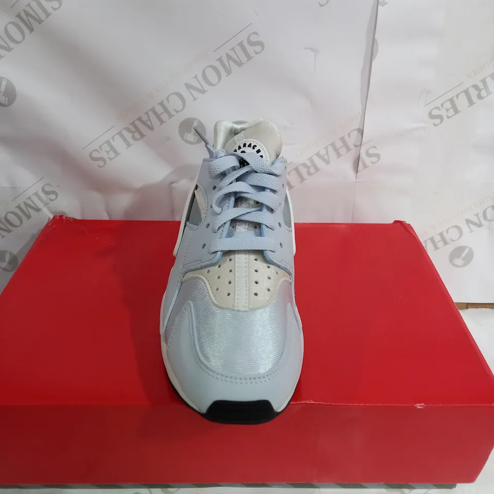PAIR OF NIKE AIR HUARACHE IN WHITE AND LIGHT BLUE - UK SIZE 7.5 WOMENS