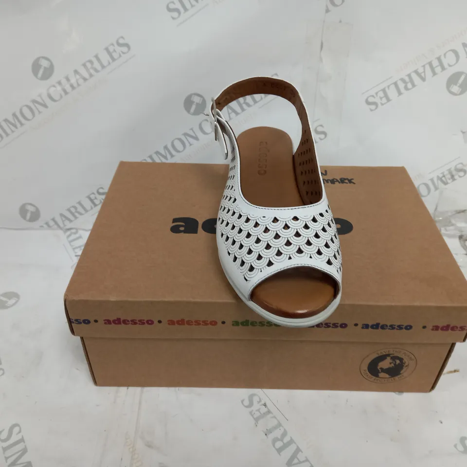 BOXED PAIR OF ADESSO LEATHER SLINGBACK STRAP SHOES IN WHITE SIZE 5