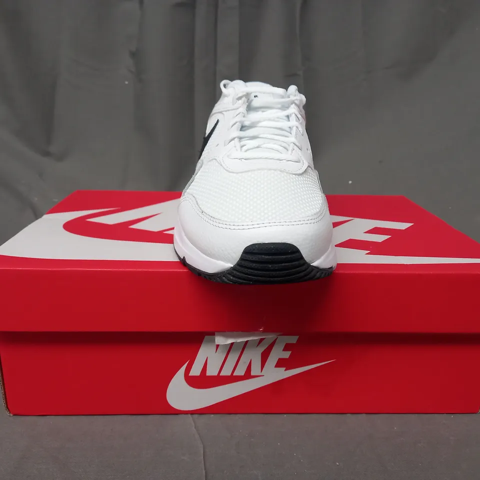 BOXED PAIR OF NIKE AIR MAX SC TRAINERS IN WHITE/BLACK UK SIZE 7