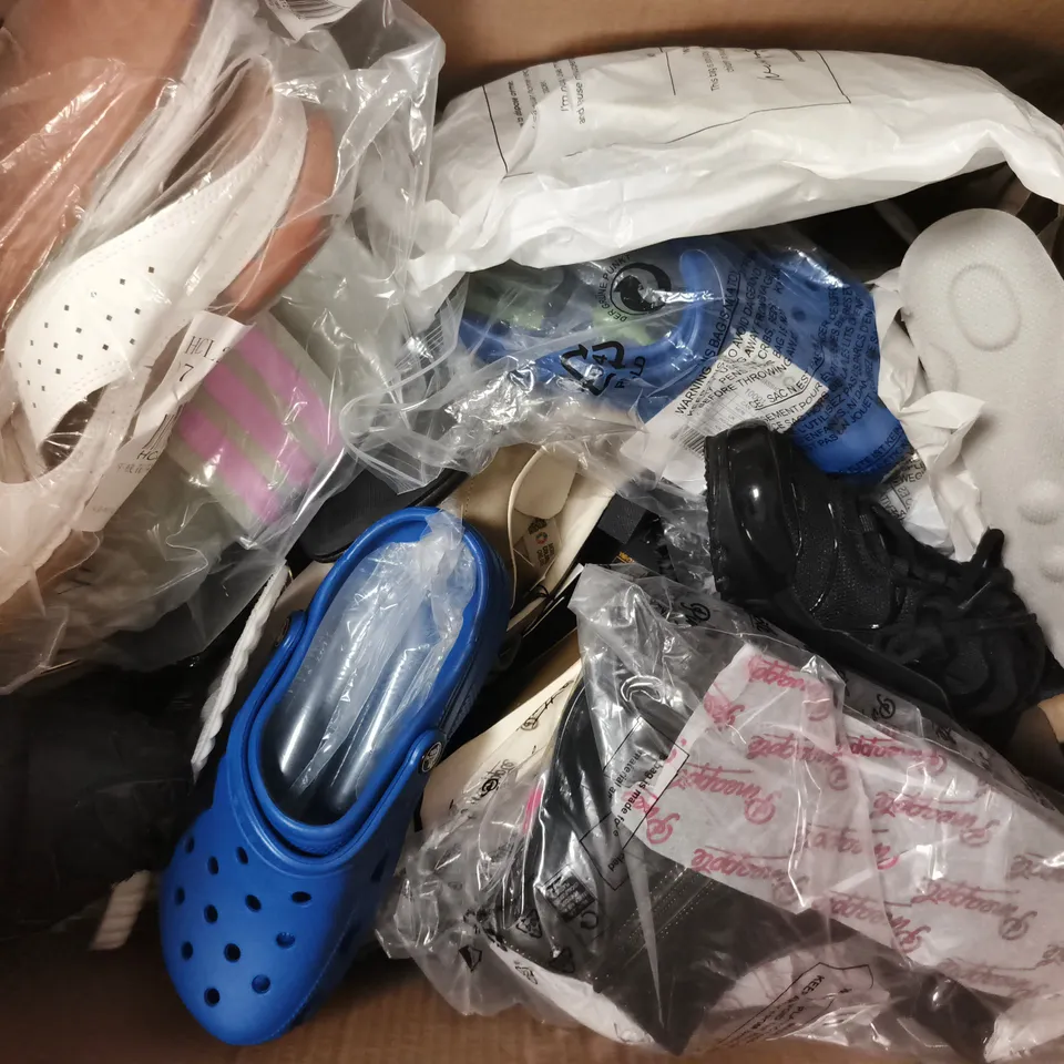 BOX OF APPROXIMATELY 15 ASSORTED PAIRS OF SHOES AND FOOTWEAR ITEMS IN VARIOUS COLOURS, STYLES, AND SIZES - COLLECTION ONLY