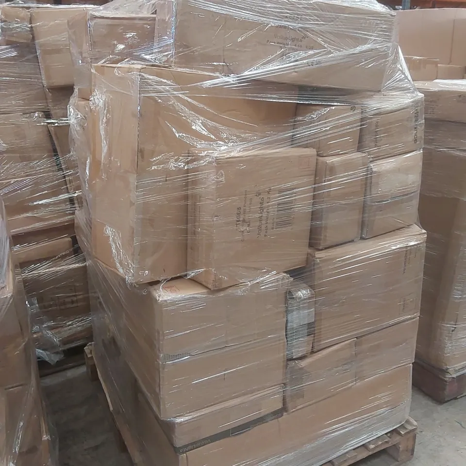 PALLET CONTAINING A LARGE QUANTITY OF ASSORTED LIGHTING PRODUCTS