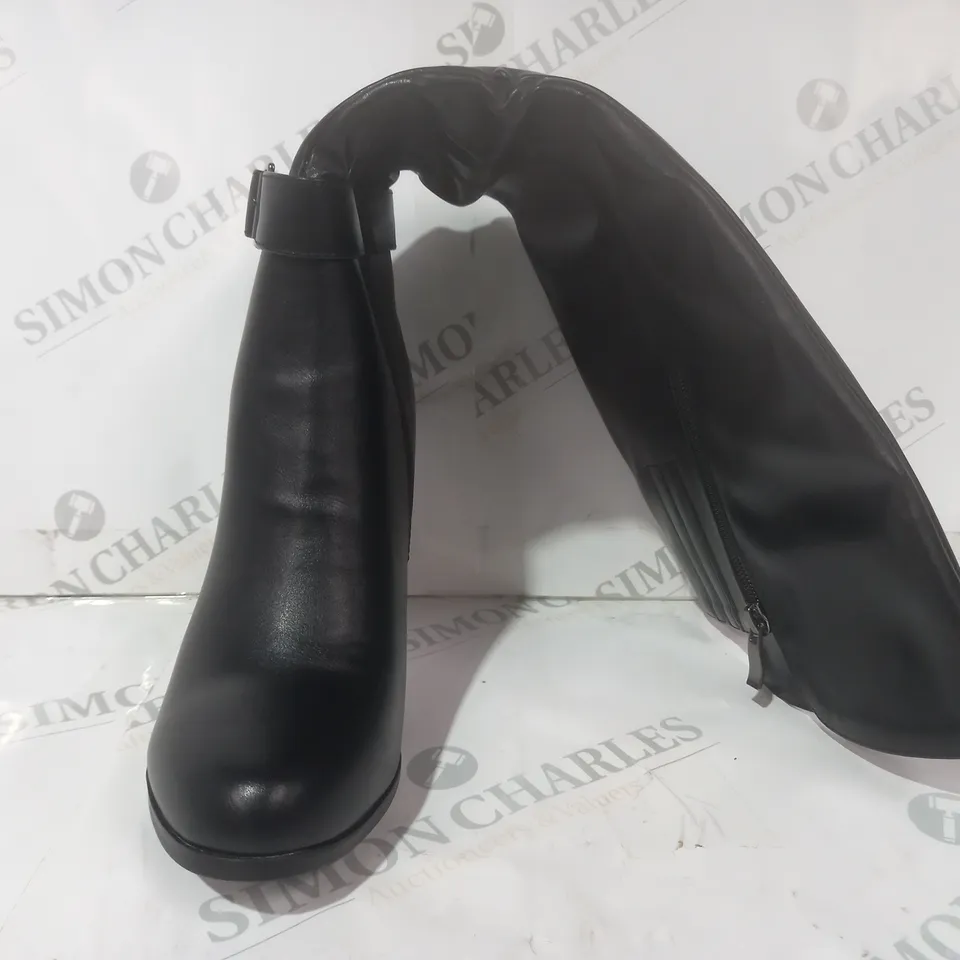 BOXED PAIR OF DESIGNER HEELED KNEE HIGH BOOTS IN BLACK EU SIZE 40