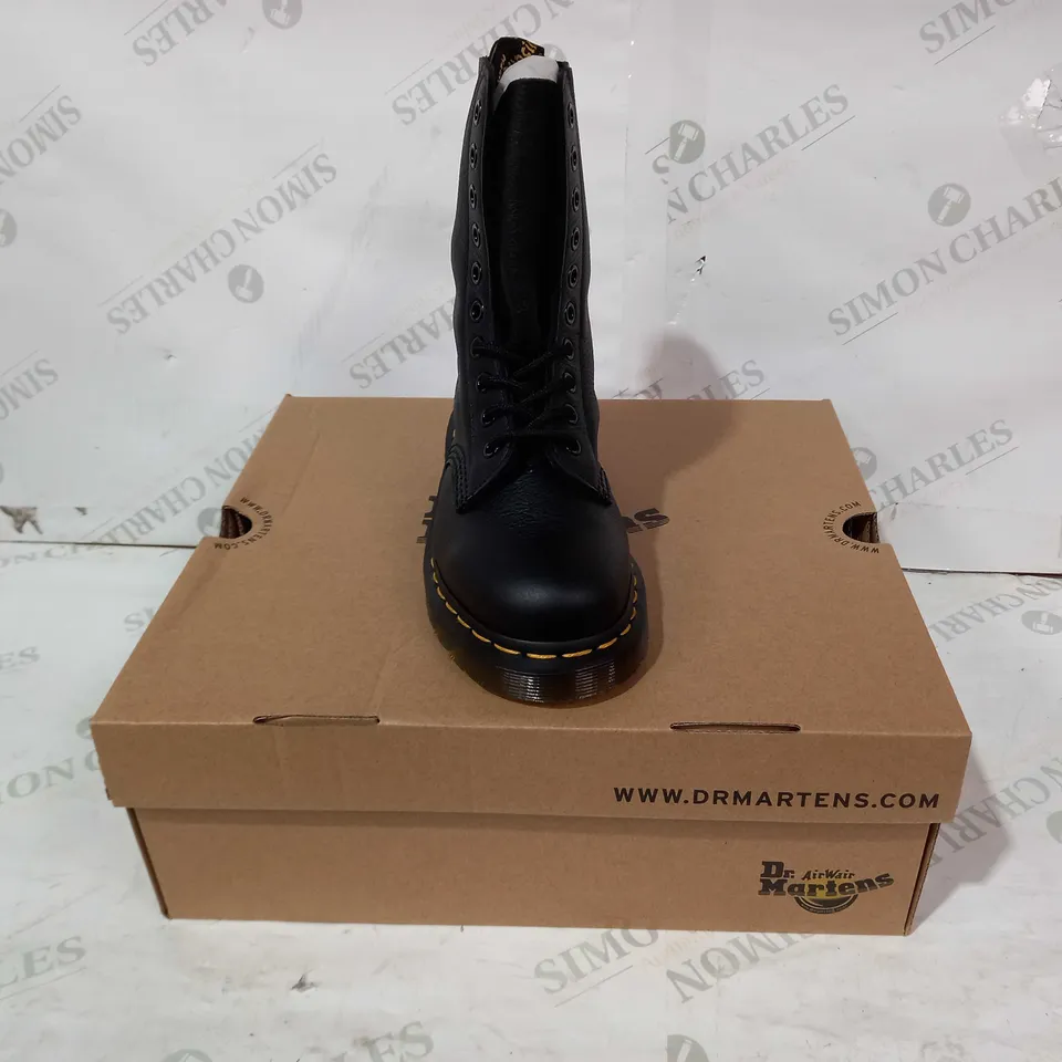 BOXED PAIR OF DR MARTENS VIRGINIA BOOTS IN BLACK UK SIZE 3