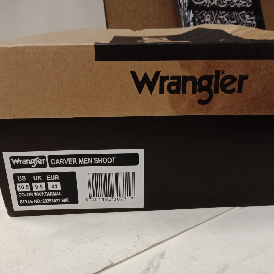 BOXED WRANGLER CARVER MEN’S SHOE – UK 9.5 (US 10.5) – COLOUR: TURQUOISE/BLACK? (LABELLED ‘TARMAC’)