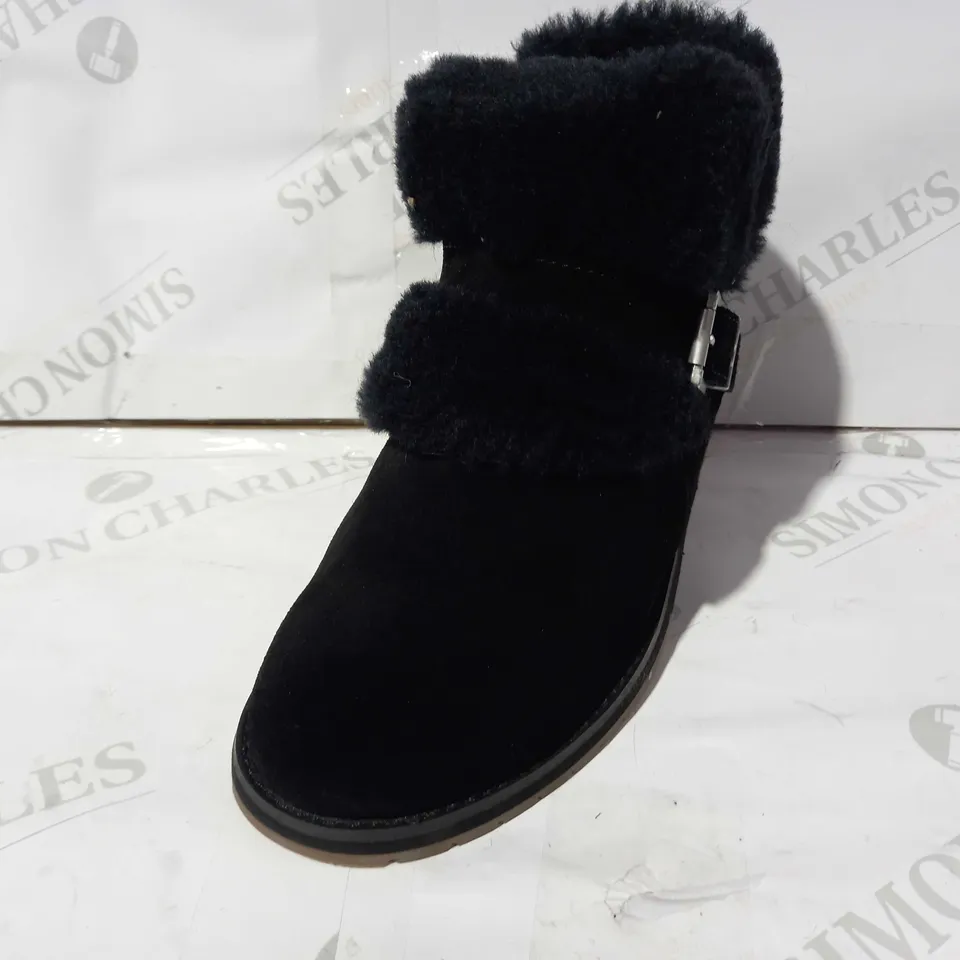 BOXED PAIR OF EMU AUSTRALIA "OXLEY" LEATHER BOOTS - UK SIZE 4 IN BLACK
