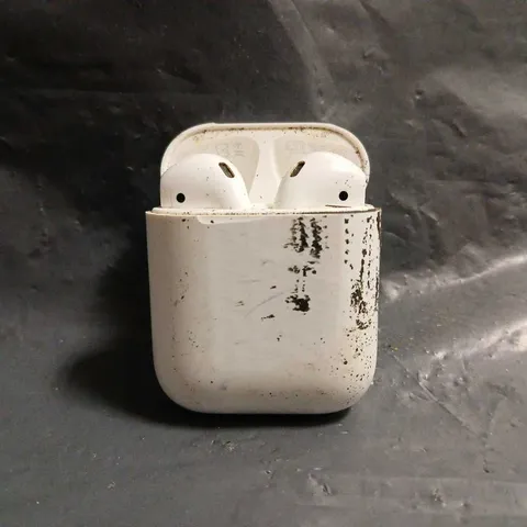  APPLE AIRPODS 1ST GENERATION IN WHITE